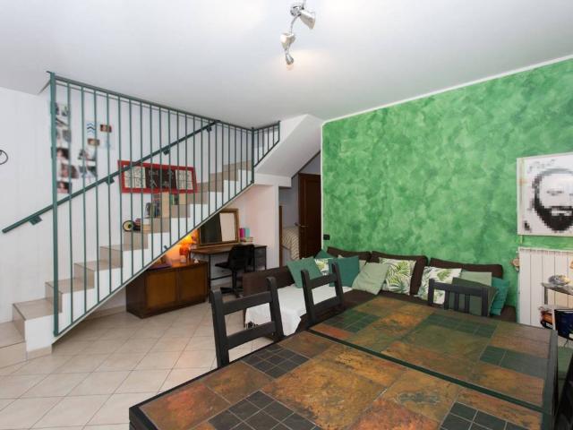 Casa indipendente in vendita a Sangiano VA