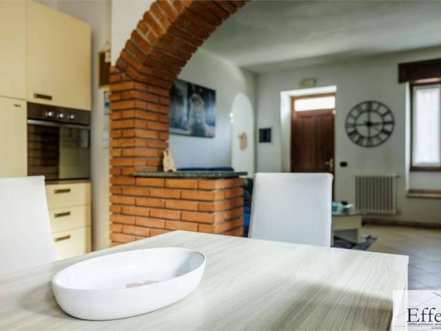 Casa indipendente in vendita a Sangiano VA