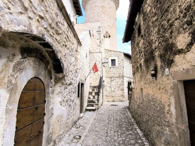 Casa indipendente in vendita a Santo Stefano di Sessanio AQ