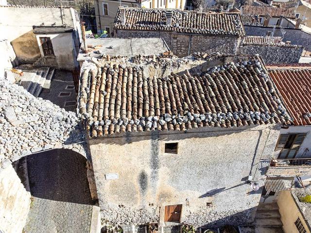 Casa indipendente in vendita a Santo Stefano di Sessanio AQ