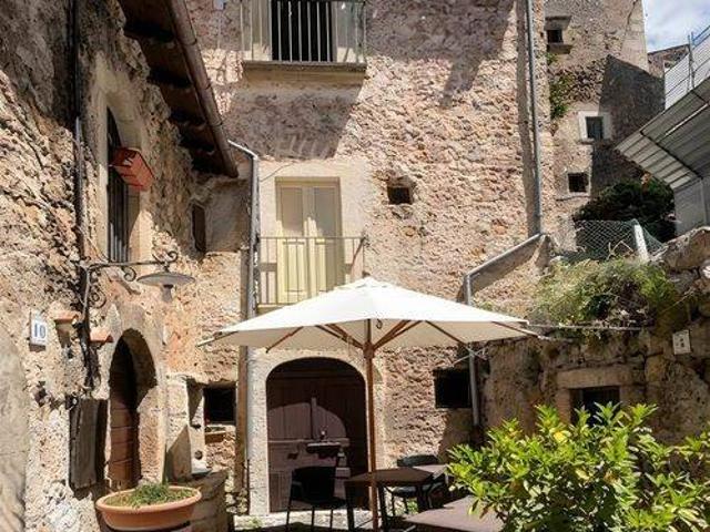 Casa indipendente in vendita a Santo Stefano di Sessanio AQ