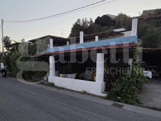 Casa indipendente in vendita a Santa Marina Salina ME