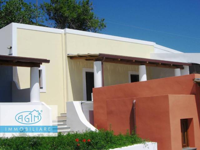 Casa indipendente in vendita a Santa Marina Salina ME