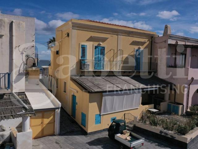 Casa indipendente in vendita a Santa Marina Salina ME