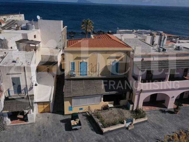 Casa indipendente in vendita a Santa Marina Salina ME