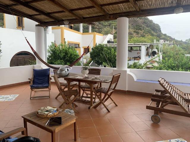 Casa indipendente in vendita a Santa Marina Salina ME
