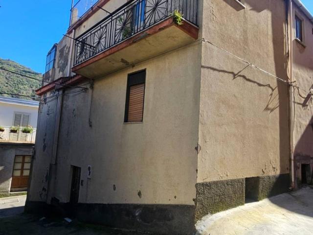 Casa indipendente in vendita a Santa Teresa di Riva ME