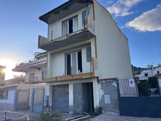 Casa indipendente in vendita a Santa Teresa di Riva ME