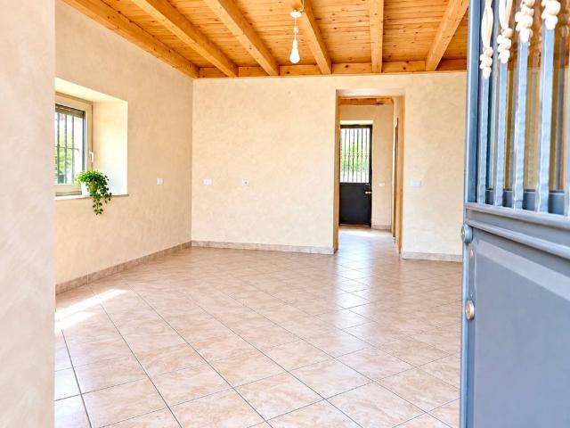 Casa indipendente in vendita a Santa Venerina CT