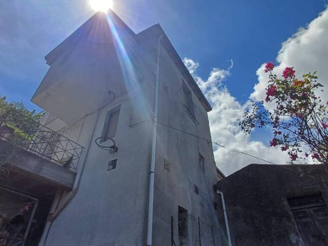 Casa indipendente in vendita a Sant'Angelo di Brolo ME