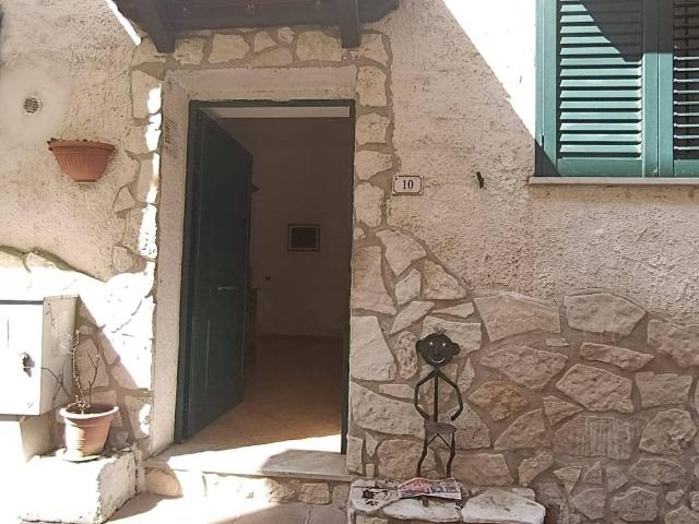 Casa indipendente in vendita a Santi Cosma e Damiano LT