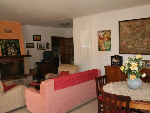 Casa indipendente in vendita a Sarnano MC