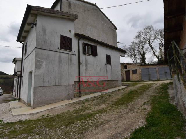 Casa indipendente in vendita a Sarnano MC