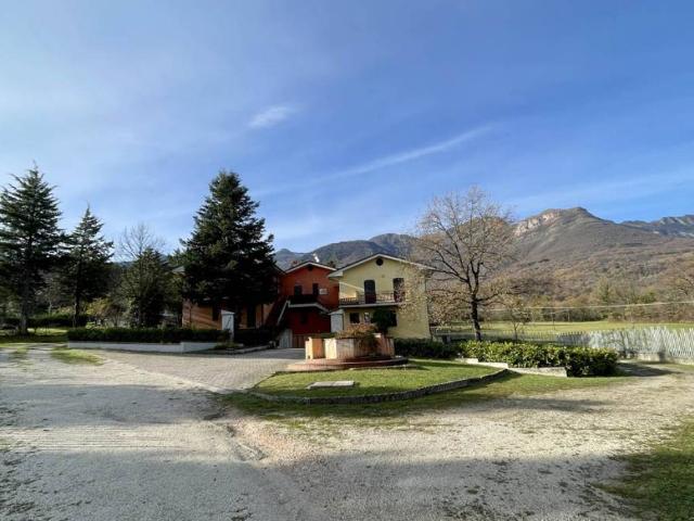 Casa indipendente in vendita a Sarnano MC