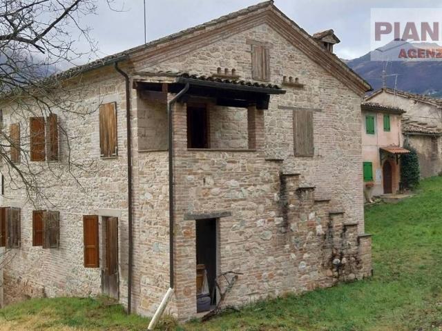 Casa indipendente in vendita a Sarnano MC