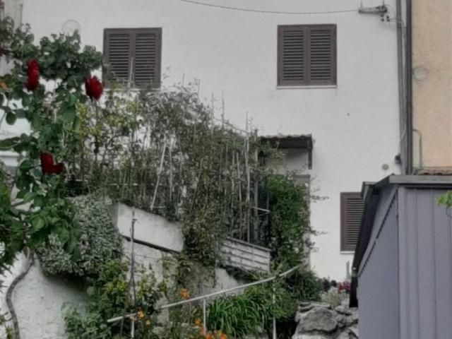 Casa indipendente in vendita a Scurcola Marsicana AQ