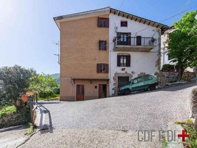 Casa indipendente in vendita a Scandriglia RI