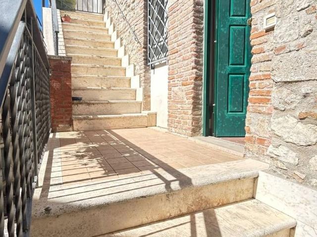 Casa indipendente in vendita a Scandriglia RI