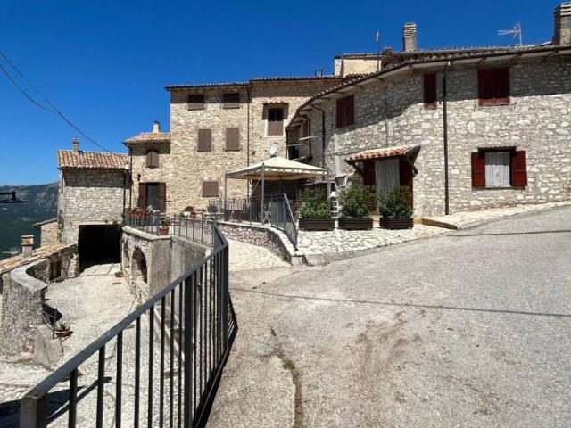 Casa indipendente in vendita a Scheggino PG