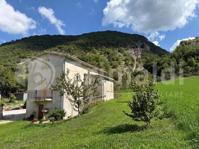 Casa indipendente in vendita a Scheggia E Pascelupo