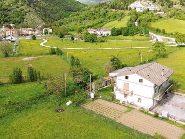 Casa indipendente in vendita a Scheggia e Pascelupo PG