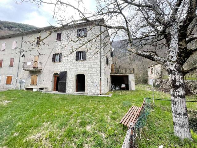 Casa indipendente in vendita a Scheggia e Pascelupo PG
