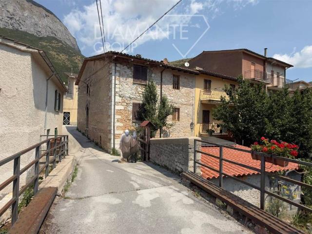 Casa indipendente in vendita a Scheggia e Pascelupo PG