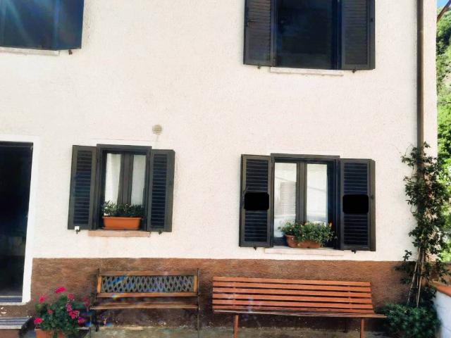 Casa indipendente in vendita a Scheggia e Pascelupo PG