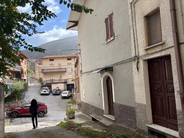 Casa indipendente in vendita a Scheggia e Pascelupo PG
