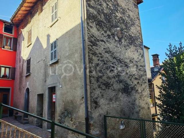 Casa indipendente in vendita a Schignano via Giuseppe Garibaldi, 4
