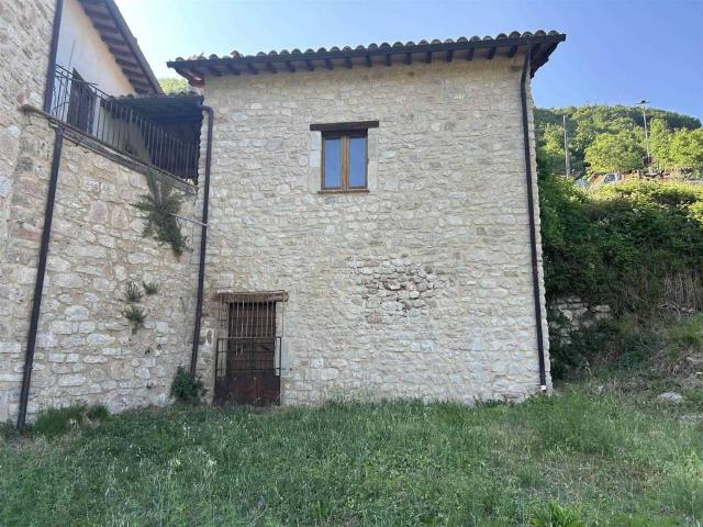 Casa indipendente in vendita a Sellano PG