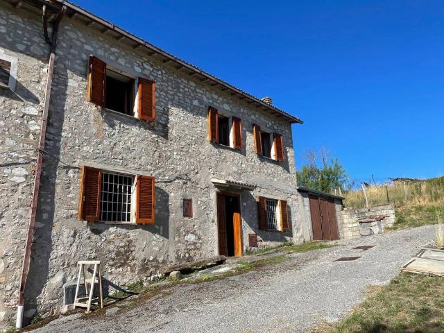 Casa indipendente in vendita a Sellano PG