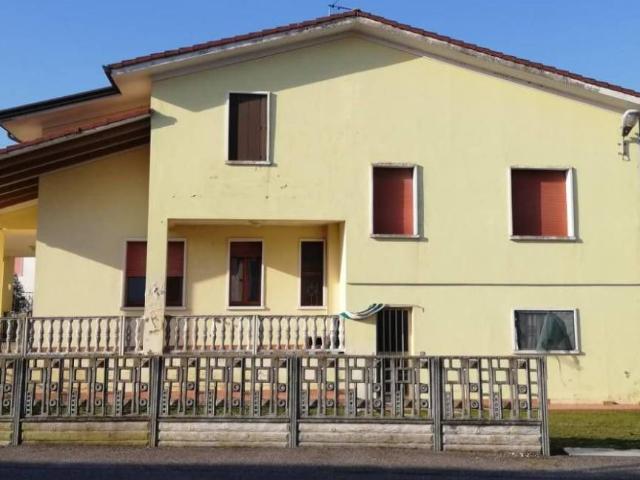 Casa indipendente in vendita a Serravalle a Po MN
