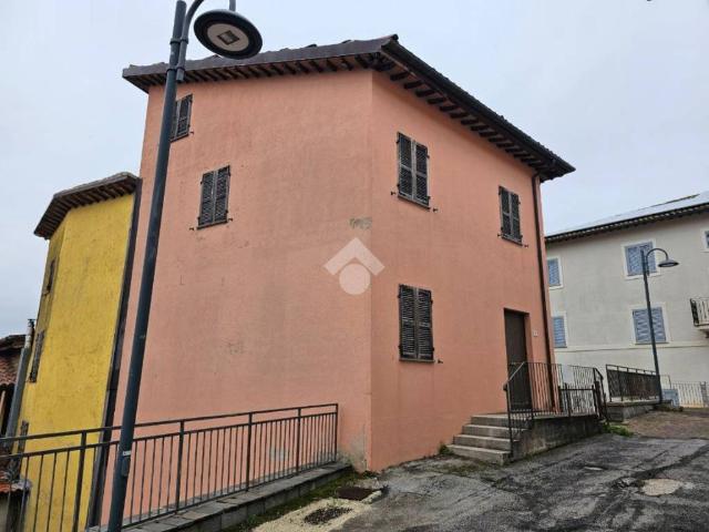 Casa indipendente in vendita a Serravalle di Chienti MC