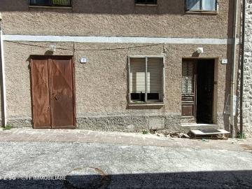 Casa indipendente in vendita a Serravalle di Chienti MC