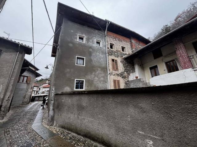 Casa indipendente in vendita a Serravalle Sesia VC