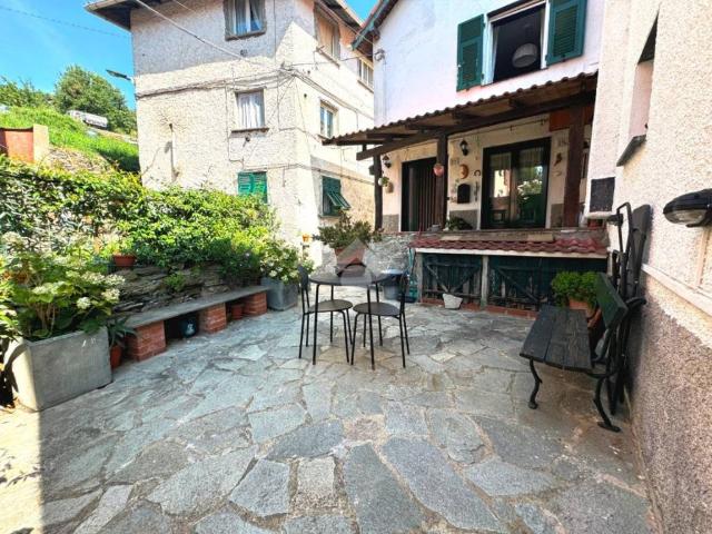 Casa indipendente in vendita a Serra Riccò GE