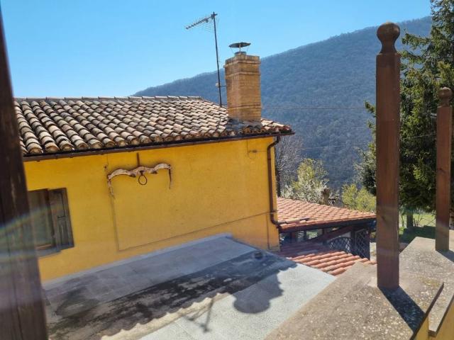 Casa indipendente in vendita a Serrapetrona MC