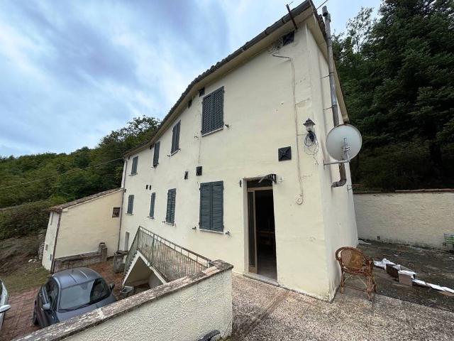 Casa indipendente in vendita a Serrapetrona MC