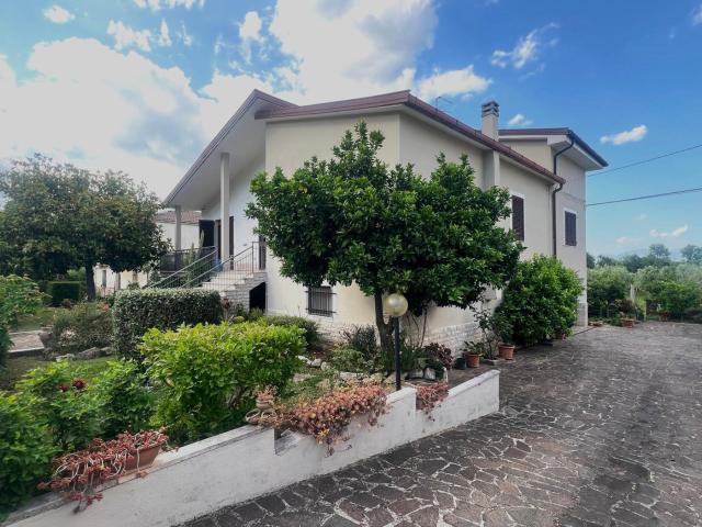 Casa indipendente in vendita a Sesto Campano