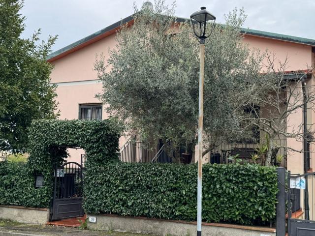 CASA INDIPENDENTE in VENDITA a SIGNA CROCIFISSO di 5 vani