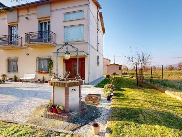 Casa indipendente in vendita a Spello PG