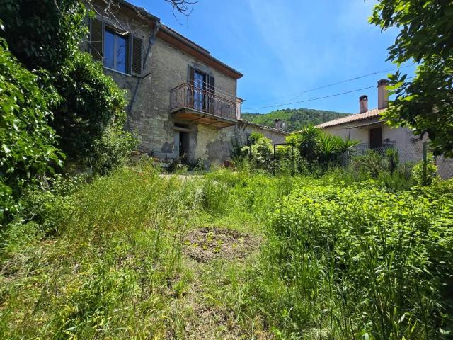 Casa indipendente in vendita a Stroncone TR