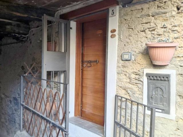 Casa indipendente in vendita a Sueglio LC