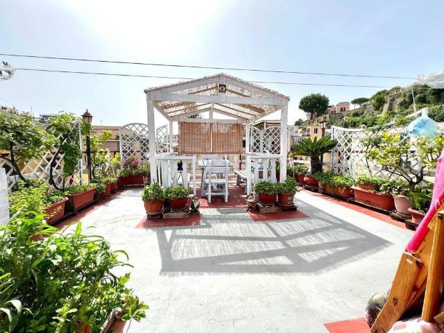 Casa indipendente in vendita a Pozzuoli NA