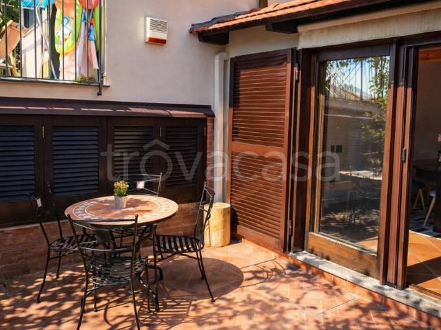 Casa indipendente in vendita a Pozzuoli via Vecchia delle Vigne