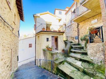 Casa indipendente in vendita a Poggio Bustone RI