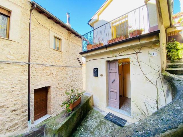 Casa indipendente in vendita a Poggio Bustone RI
