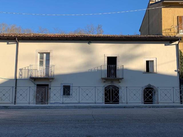 Casa indipendente in vendita a Poggio Picenze AQ
