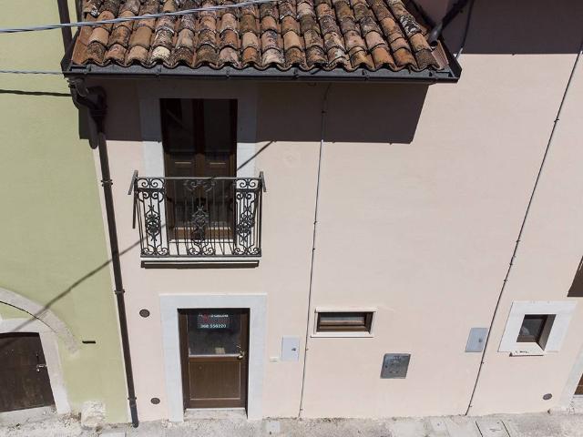 Casa indipendente in vendita a Poggio Picenze AQ